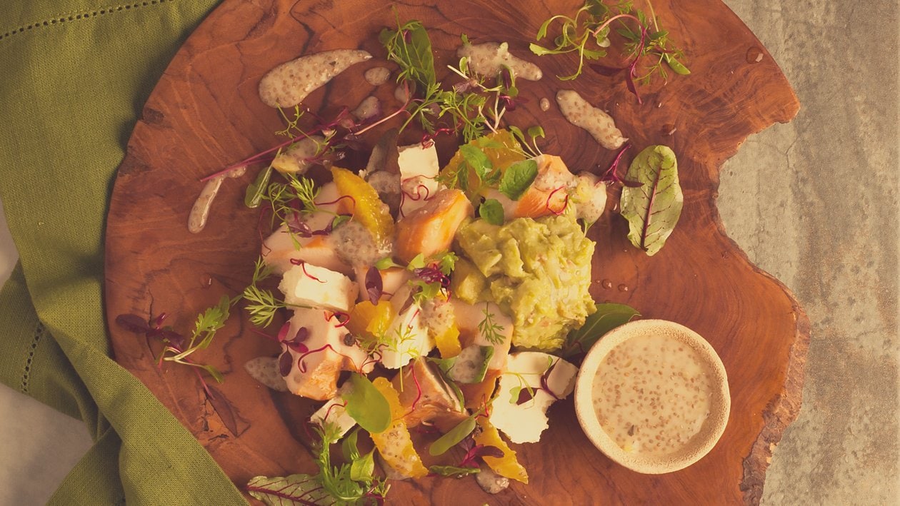 Salade au suprême de poulet fumé, féta, guacamole et dressing aux graines de chia Salade au suprême de poulet fumé, féta, guacamole et dressing aux graines de chia