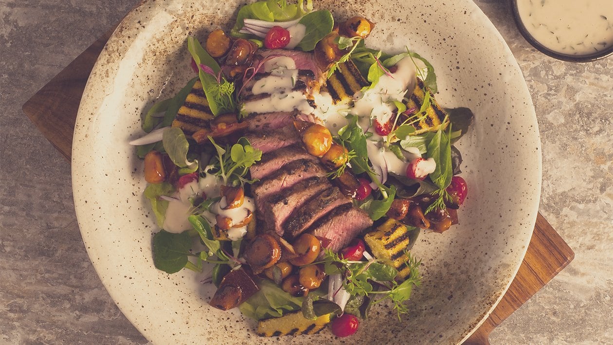 Salade et entrecôte grillée, polenta, noix de macadamia et un dressing au thym Salade et entrecôte grillée, polenta, noix de macadamia et un dressing au thym