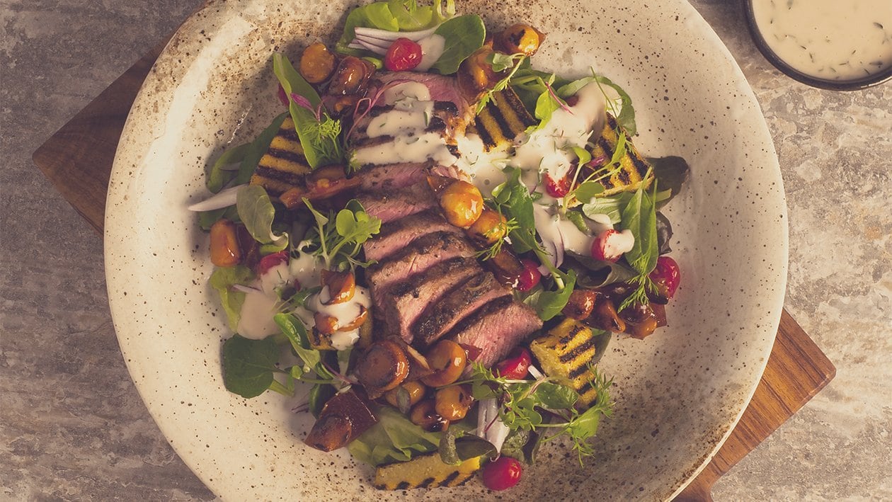 Salat Bowl mit grilliertem Entrecôte, Polenta, Macadamia Nüssen und Thymian-Dressing