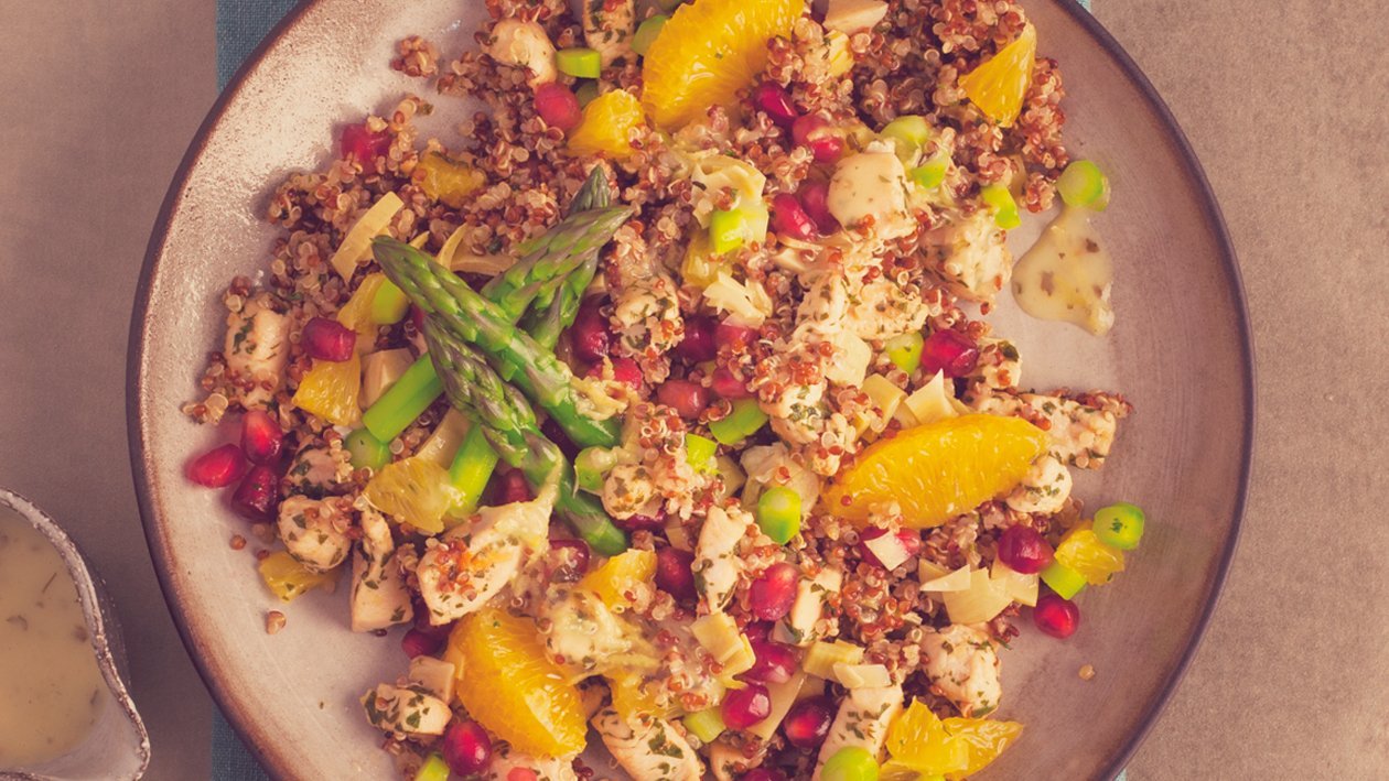 Salat Bowl mit lauwarmem rotem und weissem Quinoa, Poulet, Spargeln, Artischocken, Früchte-Konfetti und Zitrus-Vinaigrette Salat Bowl mit lauwarmem rotem und weissem Quinoa, Poulet, Spargeln, Artischocken, Früchte-Konfetti und Zitrus-Vinaigrette