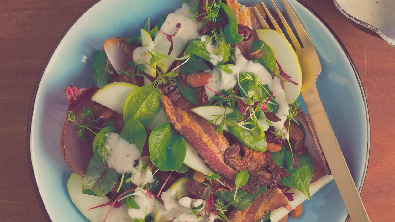 Salat Bowl mit lauwarmem Speck, geräucherten Zwiebeln, Cranberries und Apfel