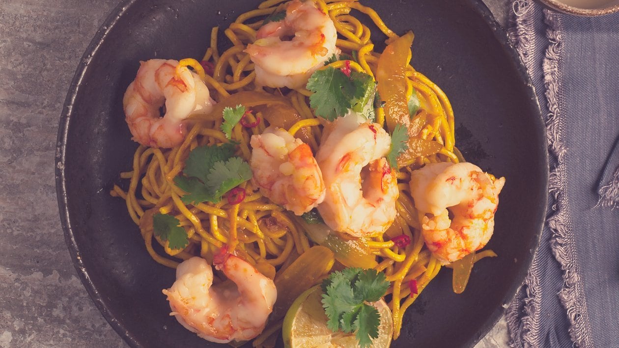 Salat Bowl mit sautierten Knoblauch-Crevetten, asiatischen Nudeln und Zitronengras-Chili Dressing Salat Bowl mit sautierten Knoblauch-Crevetten, asiatischen Nudeln und Zitronengras-Chili Dressing