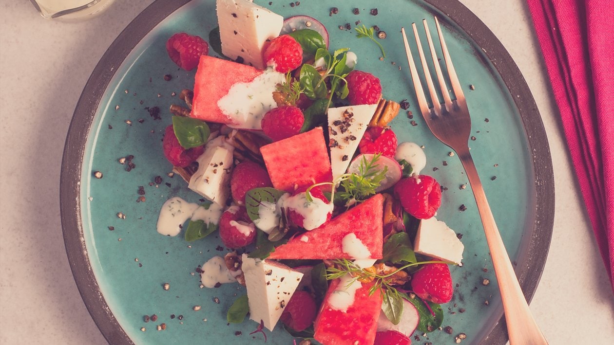 Salade de pastèque, féta, framboises et un dressing crémeux Salade de pastèque, féta, framboises et un dressing crémeux