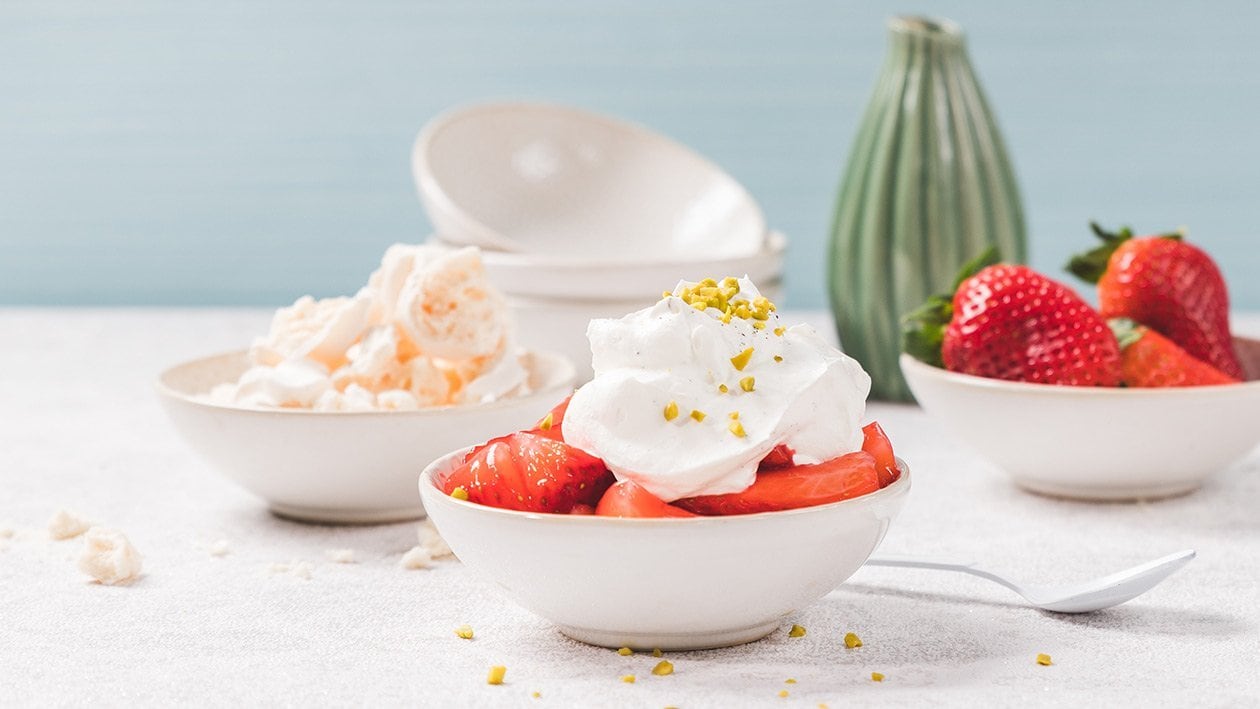 Parfümierte Erdbeeren mit Vanilleschaum und Meringues