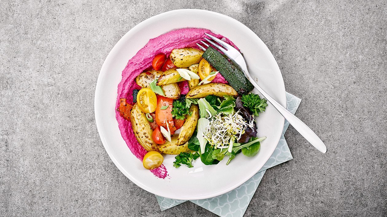 Ofengemüse mit Randen-Humus und Blattsalat Ofengemüse mit Randen-Humus und Blattsalat