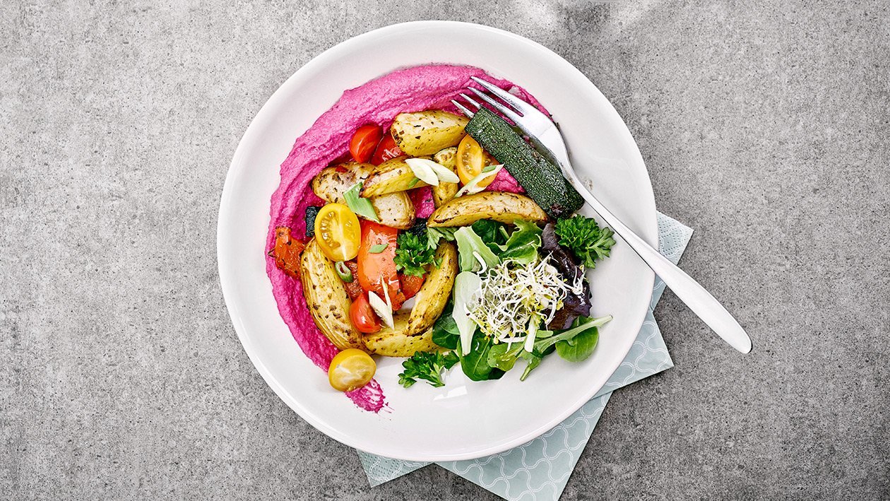 Légumes au four avec un houmous de betteraves rouges et salade verte