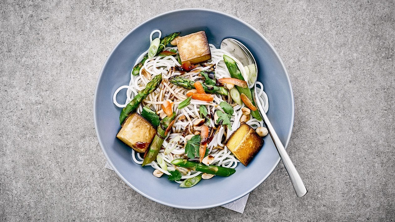 Pad Thai mit grünem Spargel und Tofu Pad Thai mit grünem Spargel und Tofu