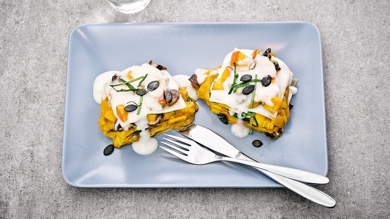 Lasagne à la courge juteuse, avec des épinards et de la sauge