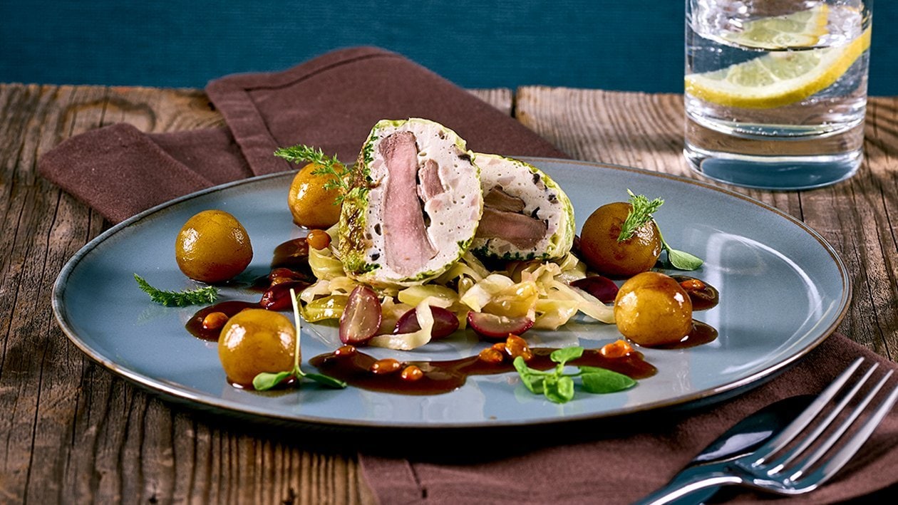 Crépinette de faisan à la sauce aux baies de l'argousier, pommes fondantes et chou pointu aux raisins Crépinette de faisan à la sauce aux baies de l'argousier, pommes fondantes et chou pointu aux raisins