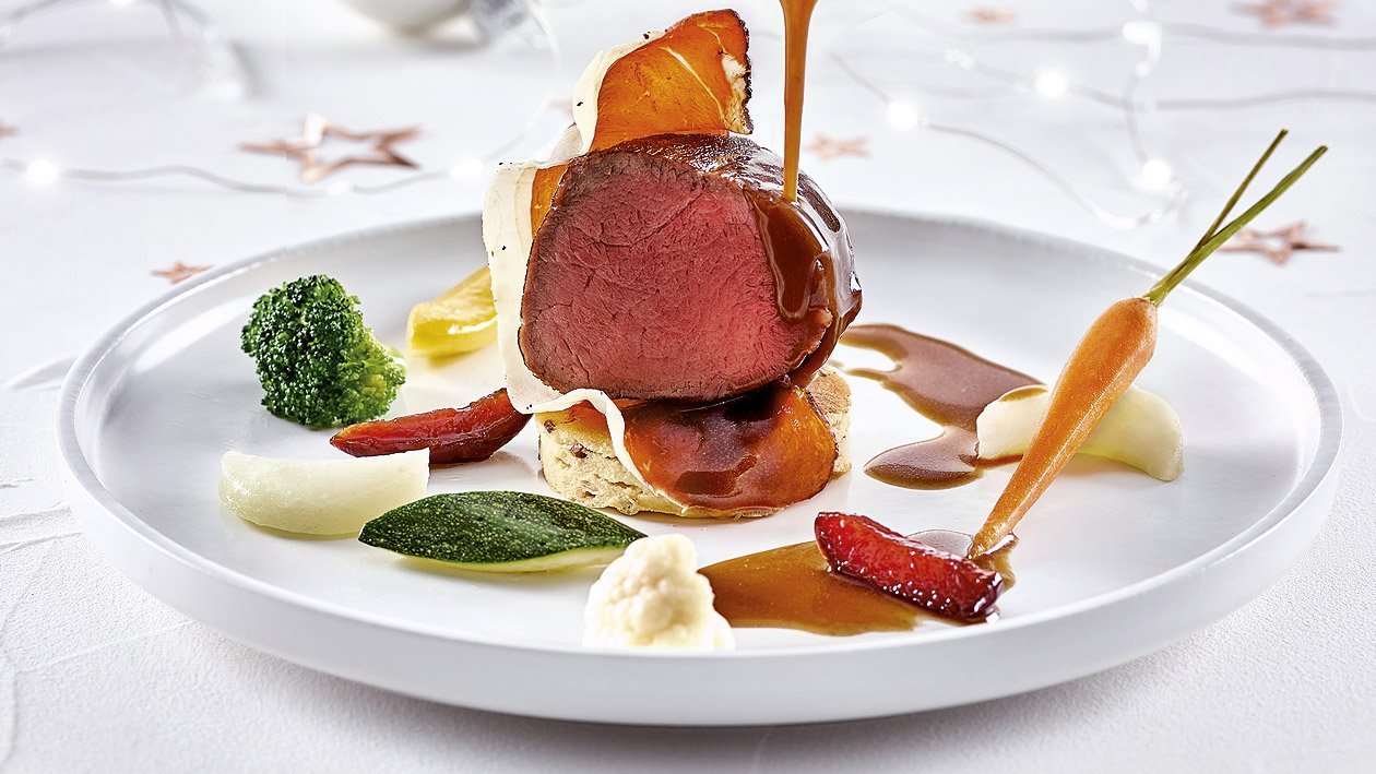 Gebratenes Rindsfilet mit Senfsauce, Kartoffel-Speckmuffin und Essigzwetschgen Gebratenes Rindsfilet mit Senfsauce, Kartoffel-Speckmuffin und Essigzwetschgen