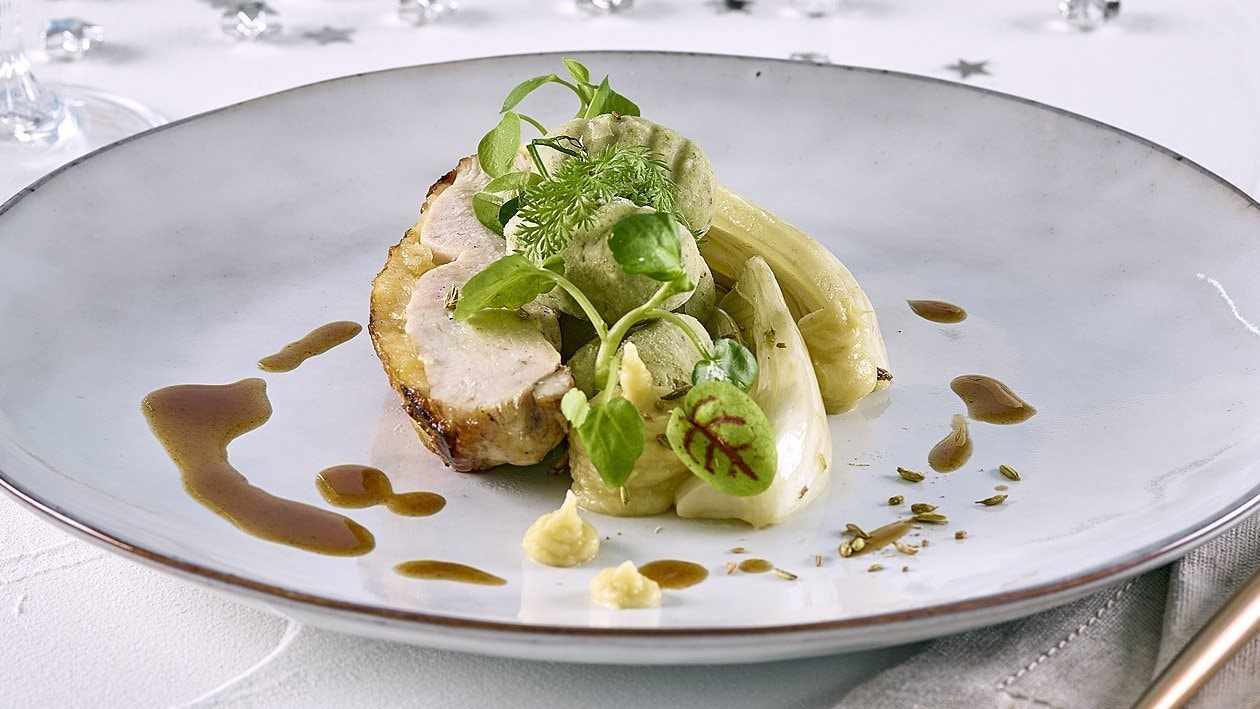 Gepökelte Perlhuhnbrust mit Tannennadel-Gnocchi und geschmortem Fenchelgemüse Gepökelte Perlhuhnbrust mit Tannennadel-Gnocchi und geschmortem Fenchelgemüse