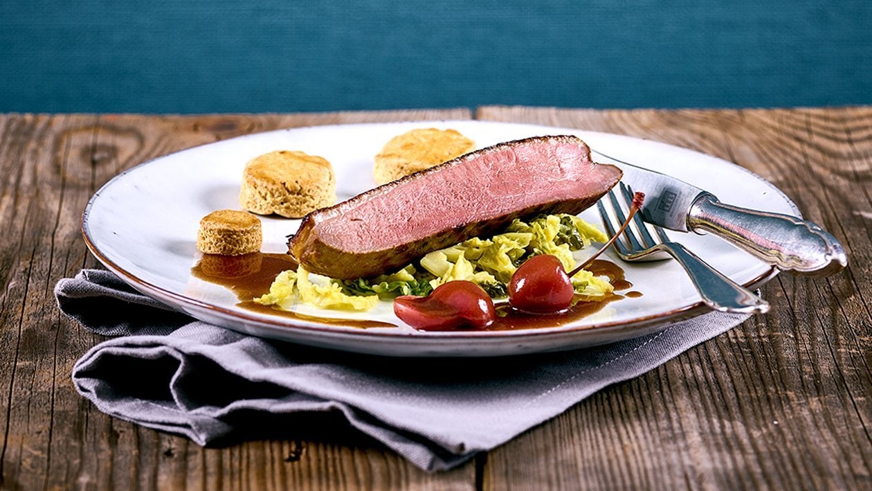 Magret de canard fumé et rôti, sauce aux cerises, scones aux épices et chou étuvé
