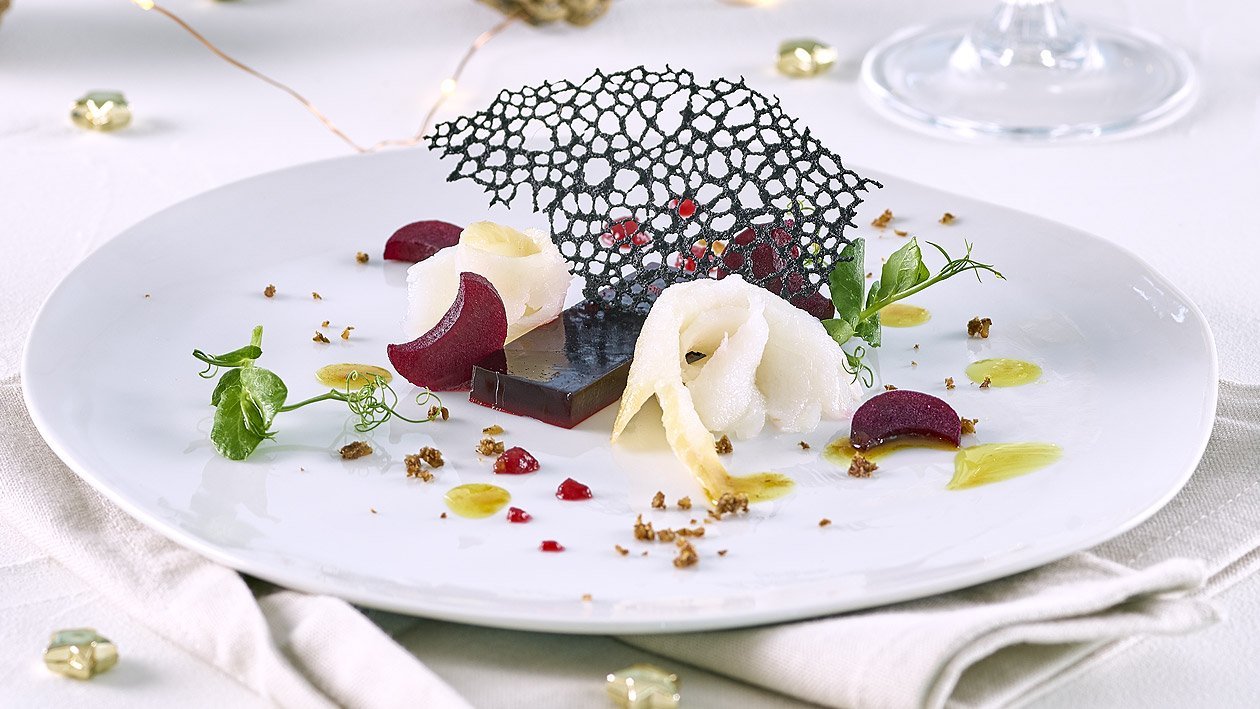 Filet de flétan fumé à l'huile de safran, betteraves rouges fermentées et chips de corail Filet de flétan fumé à l'huile de safran, betteraves rouges fermentées et chips de corail