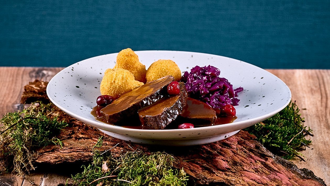 Jarret de cerf braisé au chutney d'airelles, pommes williams et choux aux graines de pavot Jarret de cerf braisé au chutney d'airelles, pommes williams et choux aux graines de pavot