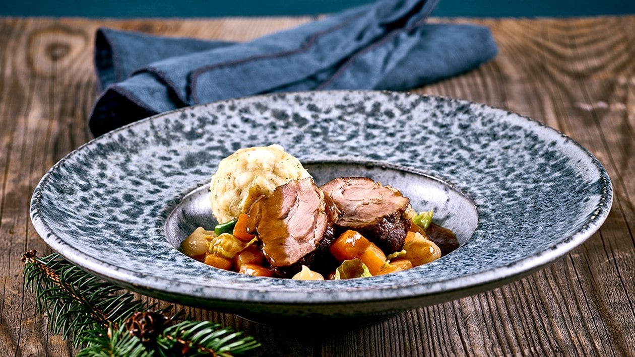 epaule de sanglier braisee creme de pommes roties quenelles au pain blanc et courge etuvee