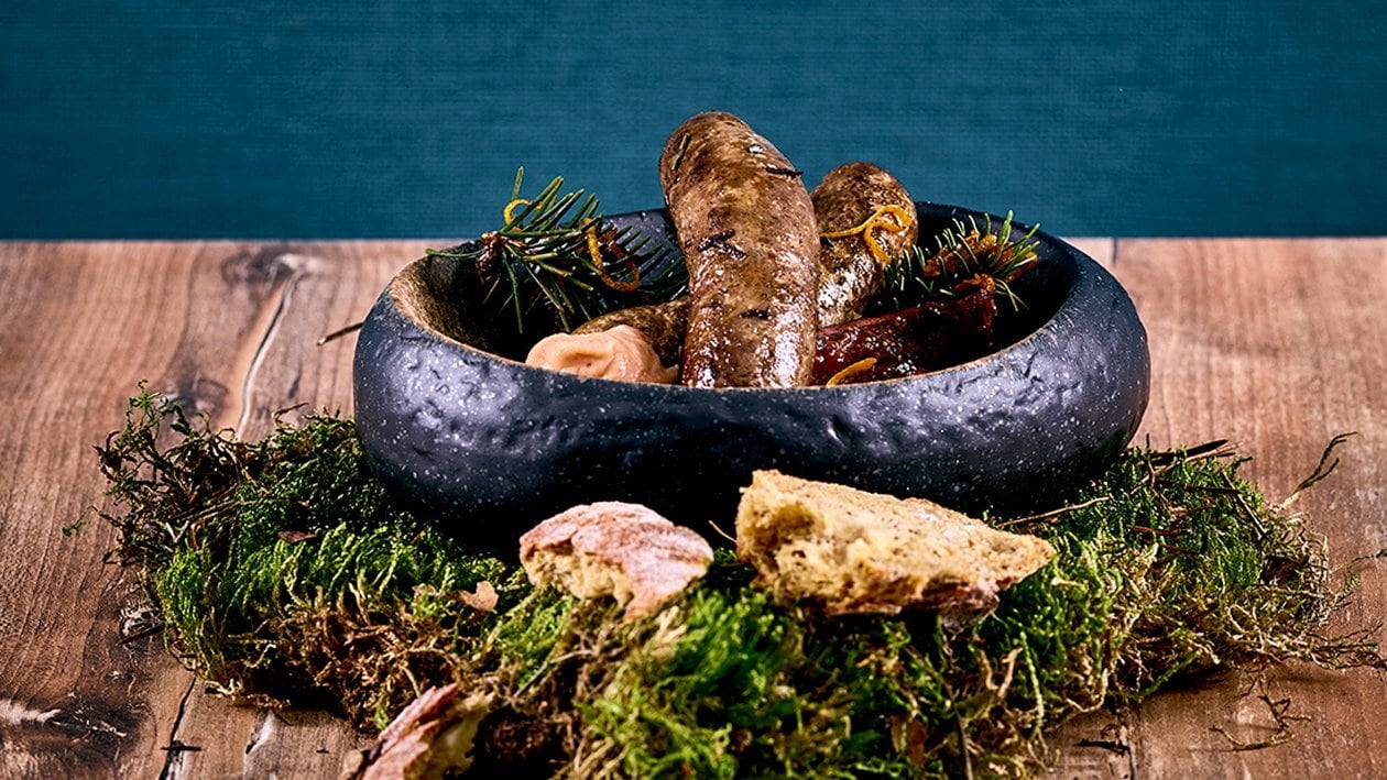 Saucisse de cerf maison à la moutarde de figues, pain aux fruits et aux épices Saucisse de cerf maison à la moutarde de figues, pain aux fruits et aux épices