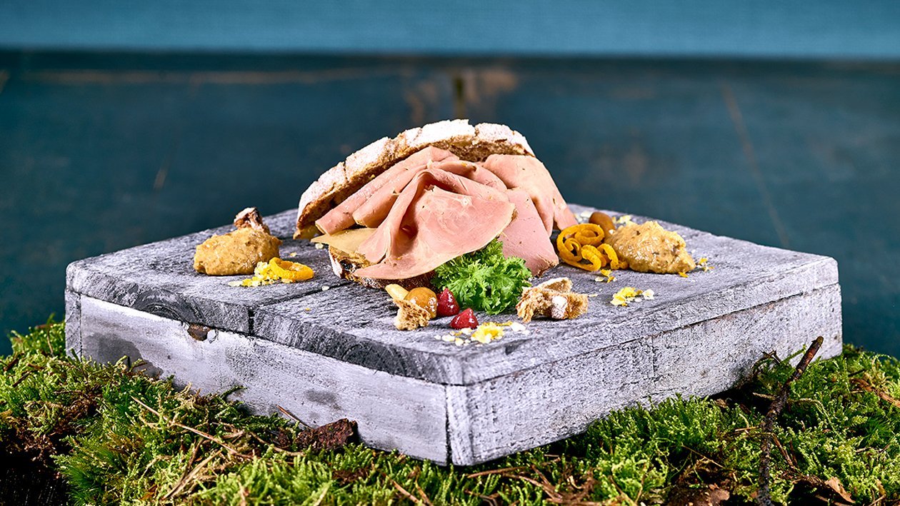 Hausgemachter Entenbrustschinken, Eierschwämmlisenf, Hagebutten-Kirschgel und Birnen - Baumnussbrot