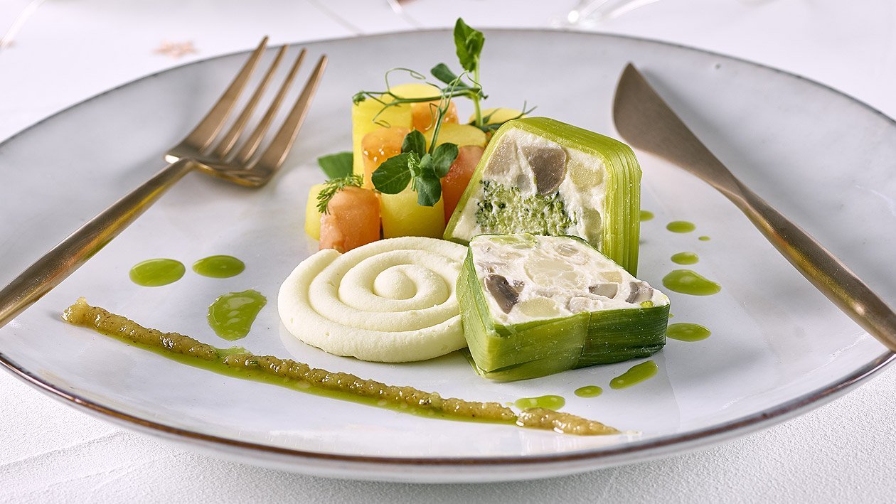 Kartoffel-Pilzterrine mit  Nusspesto und Petersilienöl –  
