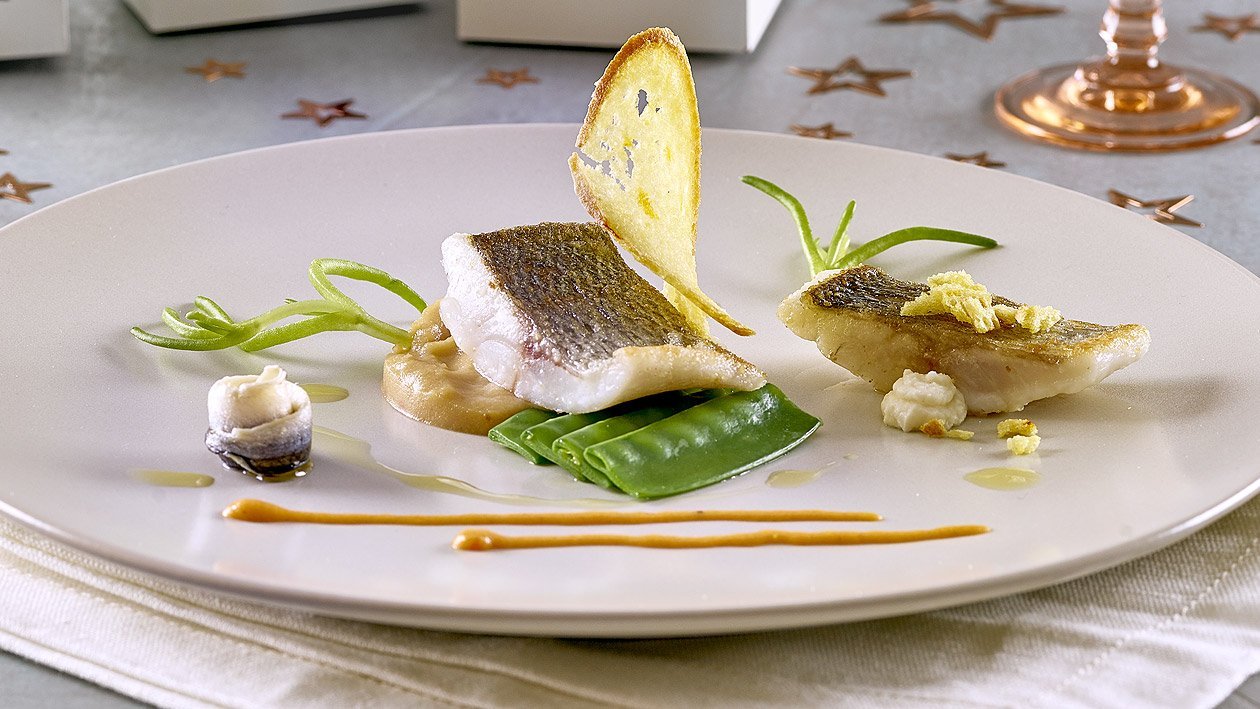 Knusprig sautierter Wolfbarsch mit Rouille, Bouillabaise-Kartoffelpüree und Kefen Knusprig sautierter Wolfbarsch mit Rouille, Bouillabaise-Kartoffelpüree und Kefen