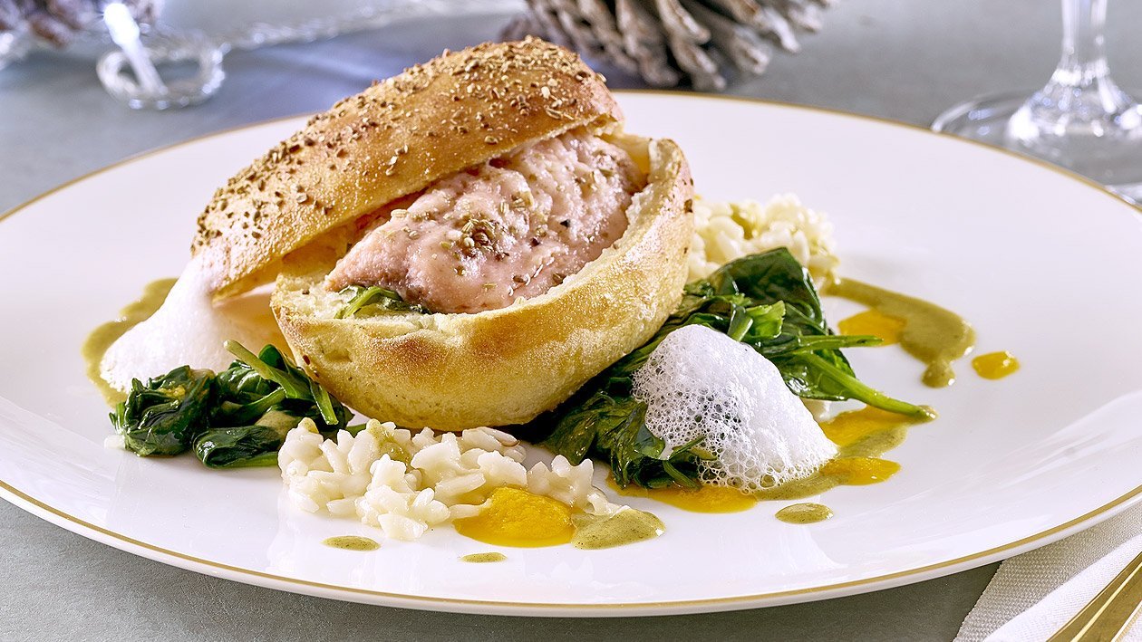 Lachsforelle im Brotteig und Gewürzbutter mit Risotto und Blattspinat Lachsforelle im Brotteig und Gewürzbutter mit Risotto und Blattspinat