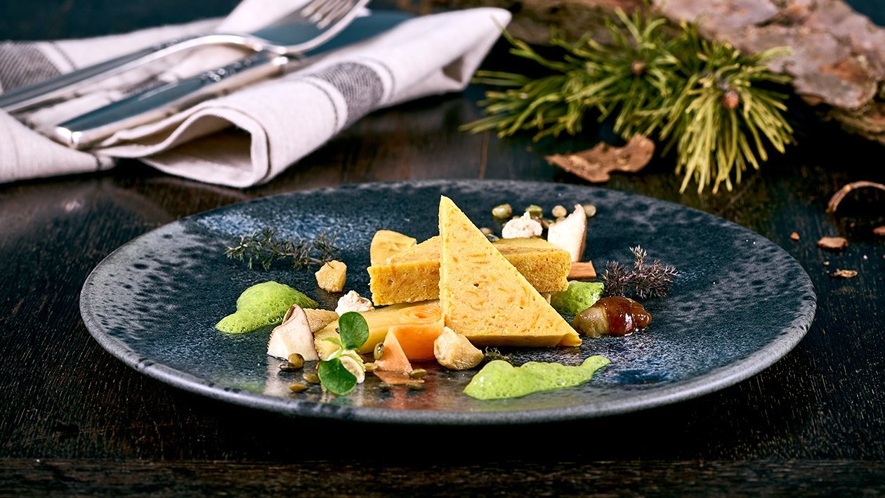 Terrine de lentilles et de courge aux coings marinés, chanterelles en conserve et purée de noix