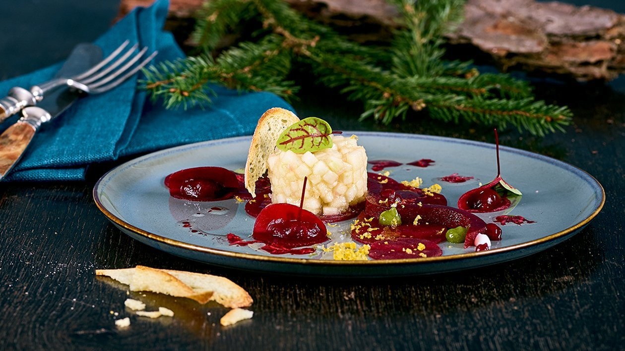 Carpaccio de betteraves rouges, tartare de pommes, concombre et jaune d'oeuf mariné Carpaccio de betteraves rouges, tartare de pommes, concombre et jaune d'oeuf mariné