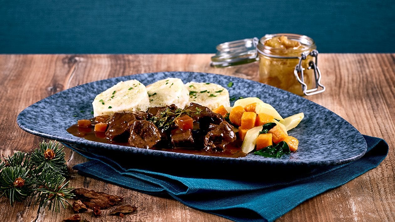 Rehragout mit Schokolade, Serviettenknödel, Schwarzwurzel und Apfel-Dattel Konfitüre