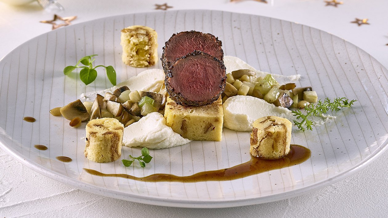 Rehrücken mit Pfeffer-Vanillesauce, Sellerie- Pilzgemüse und Pinienkernen Rehrücken mit Pfeffer-Vanillesauce, Sellerie- Pilzgemüse und Pinienkernen