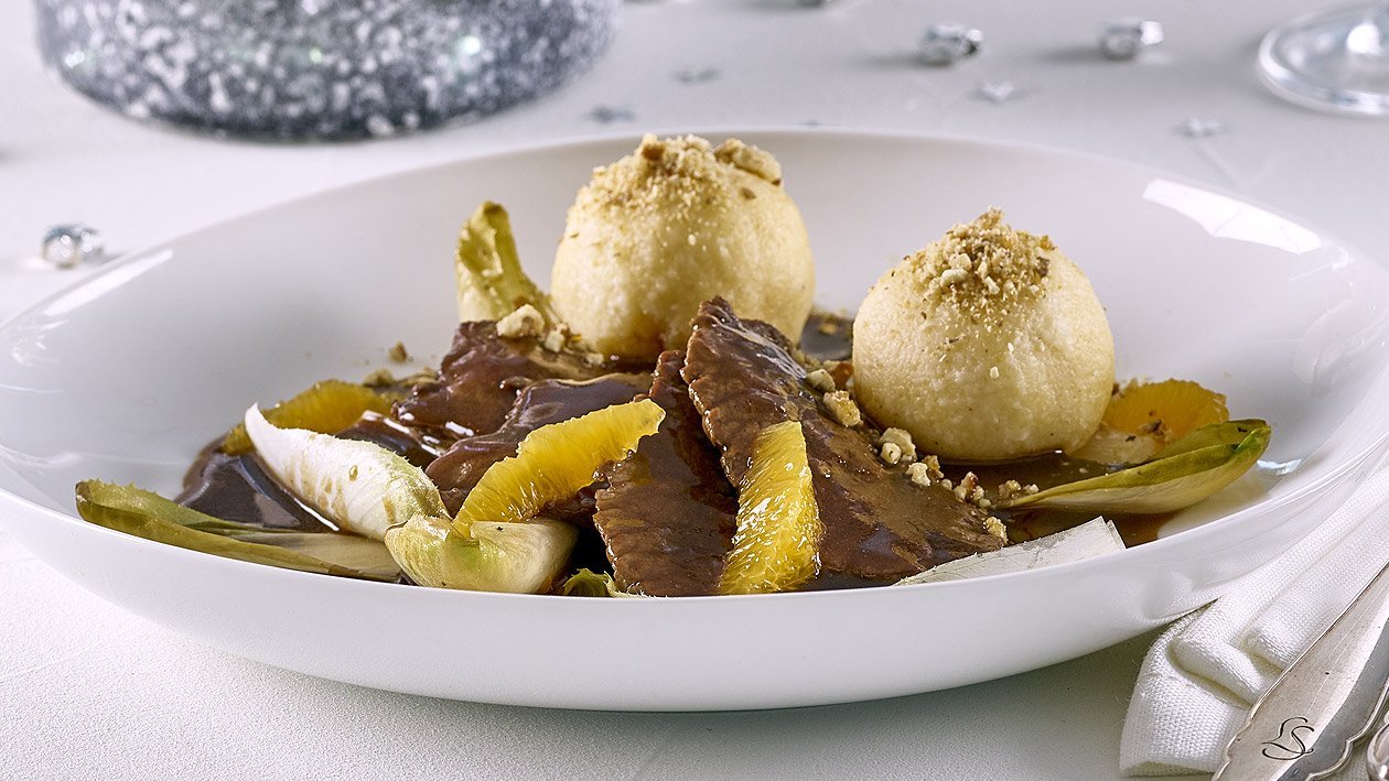 Rehschnitzel mit Griessknödel und geschmortem Chicorée