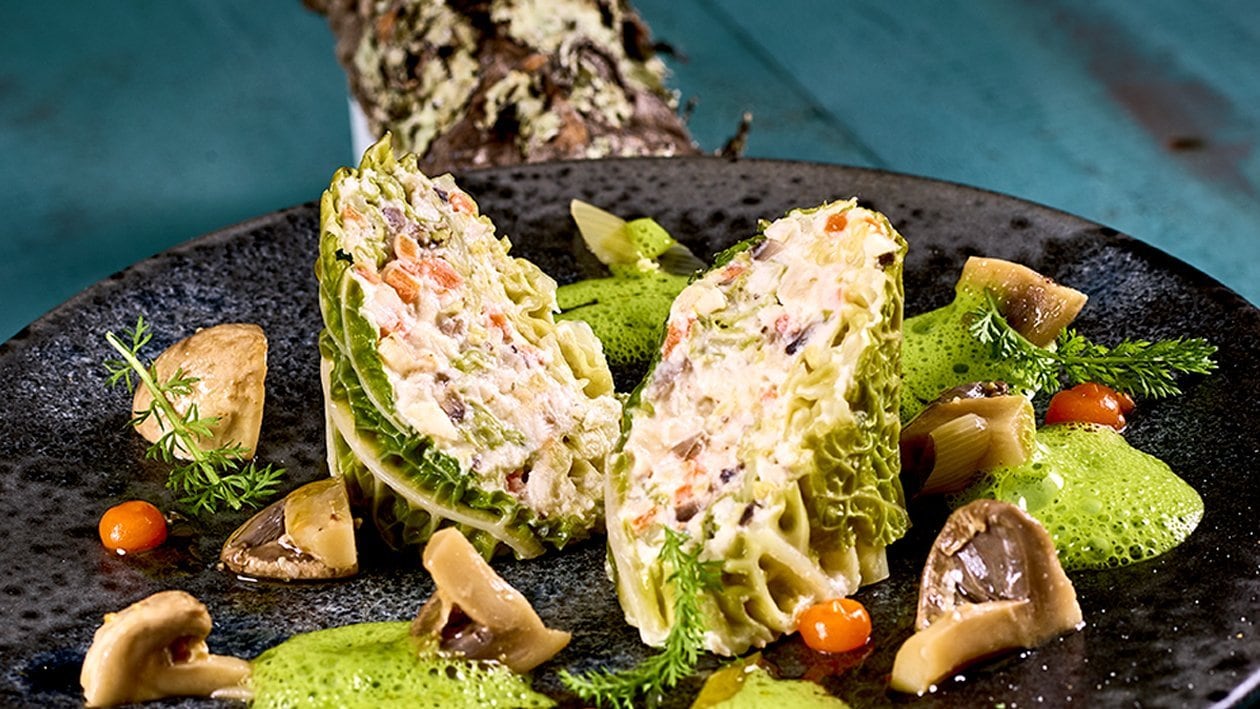 Ricotta-Wirzroulade mit sautierten Champignon und Karottengel Ricotta-Wirzroulade mit sautierten Champignon und Karottengel