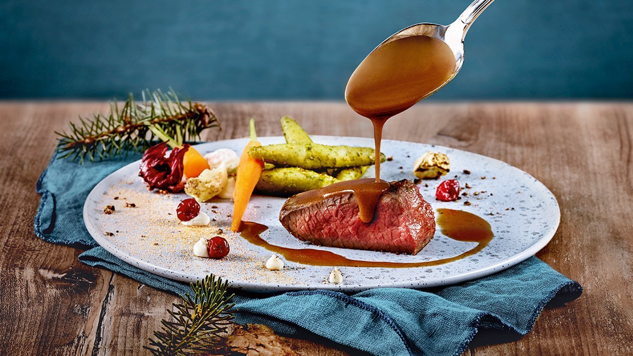 Epaule de cerf rosée, nouilles de pommes de terre à l'épicéa, croquants aux baies de genièvre et purée de céleri –  