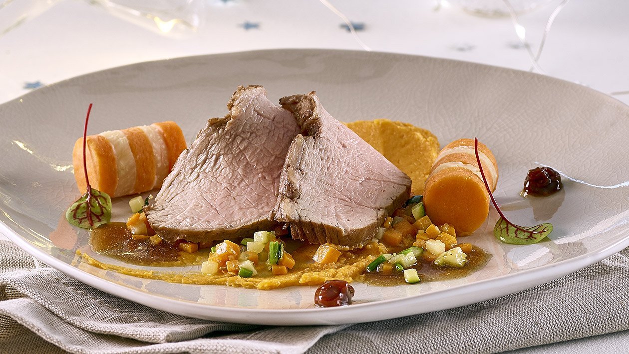 Aiguillette de veau rosée à la sauce aux épines vinette et patates douces au romarin Aiguillette de veau rosée à la sauce aux épines vinette et patates douces au romarin