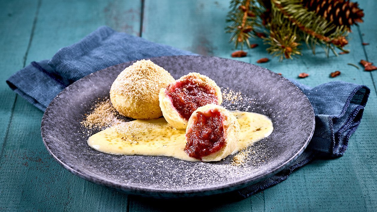 Zwetschgenknödel mit Spekulatiusbrösel und Weinschaumcreme