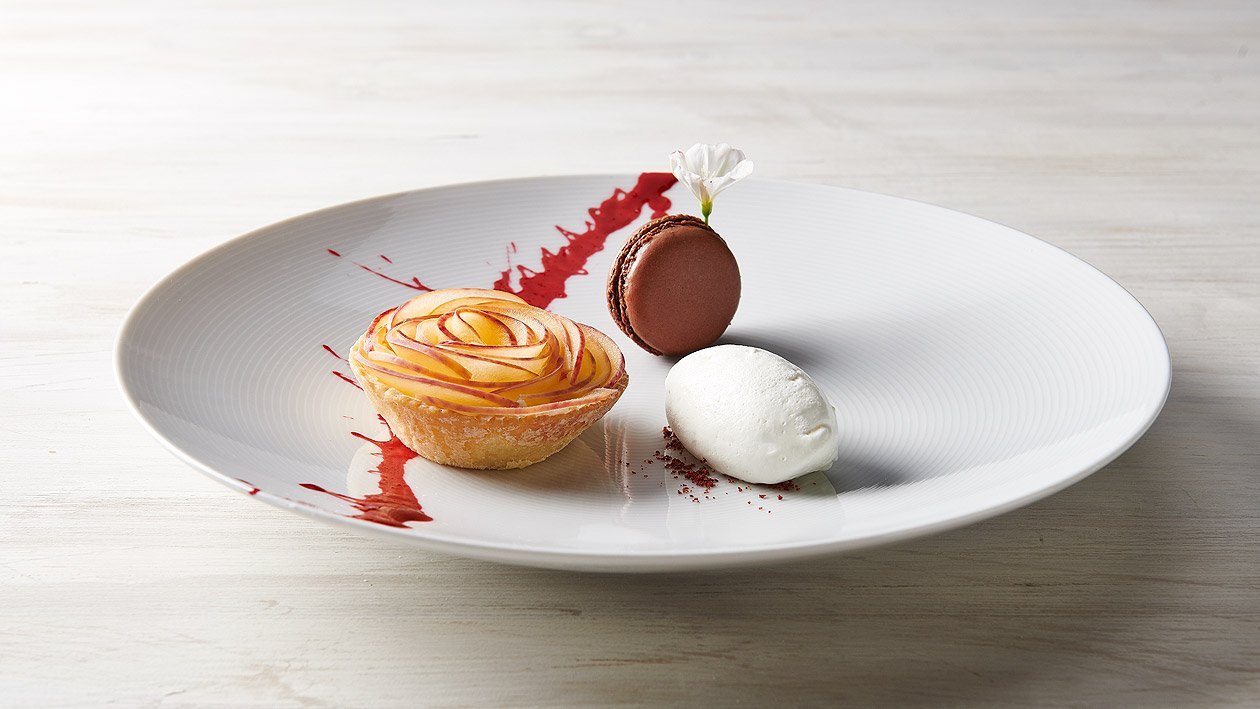Tartelette aux pommes, glace vanille et luxemburgerli