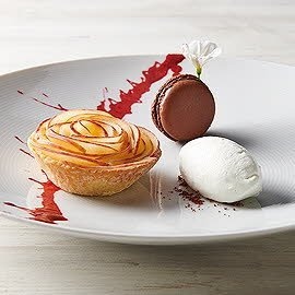 Tartelette aux pommes, glace vanille et luxemburgerli