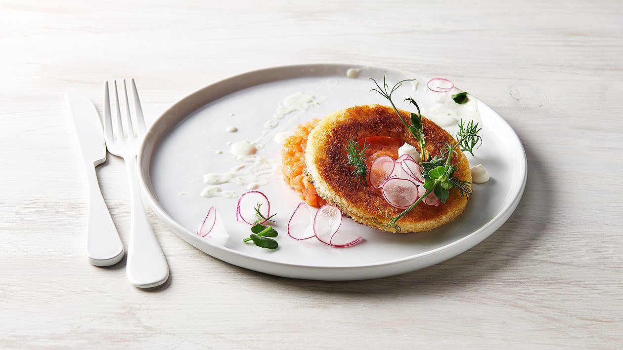 Tartare de saumon sur son rond de toast et radis Tartare de saumon sur son rond de toast et radis