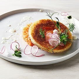 Tartare de saumon sur son rond de toast et radis