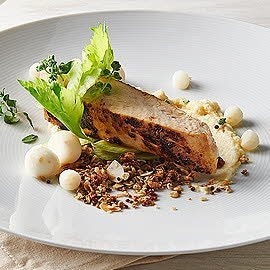 Suprême de poulet de maïs au céleri et ses croquants