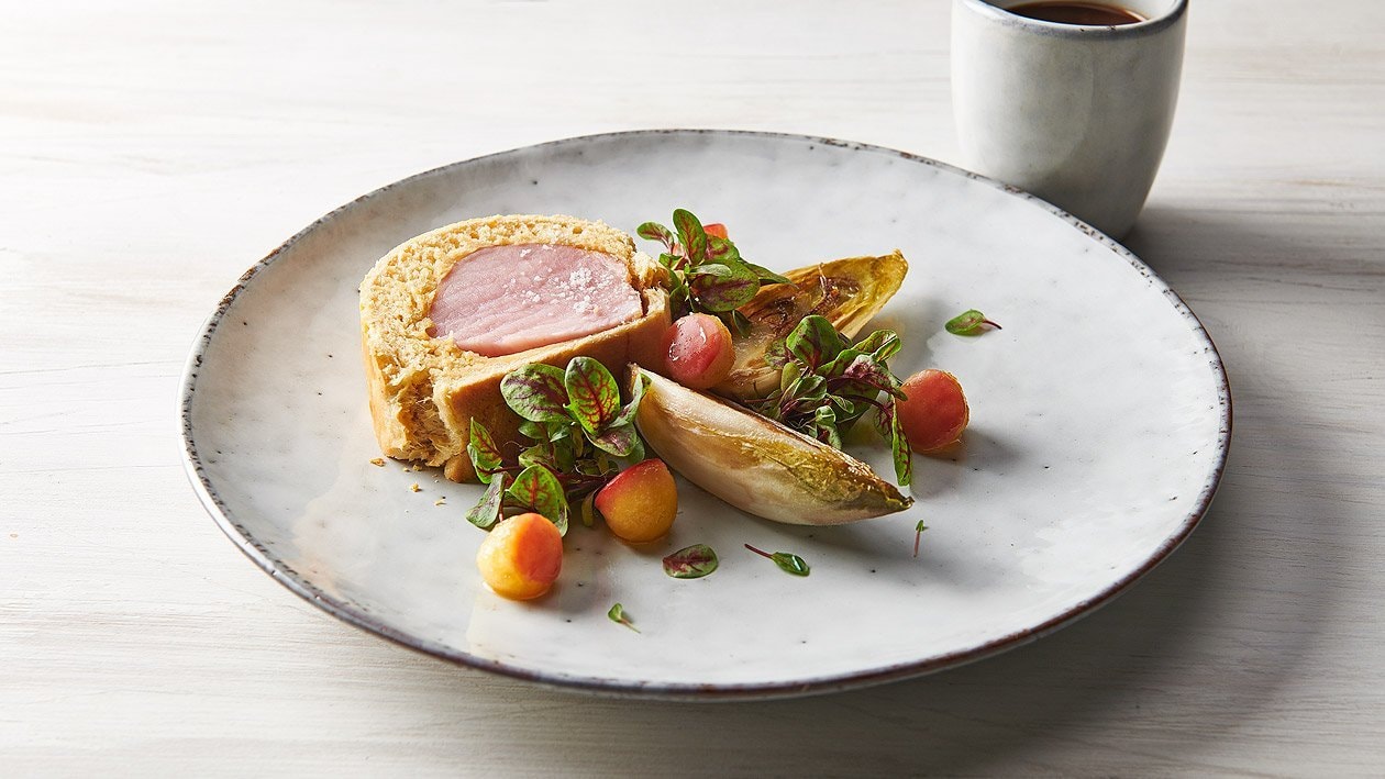 Jambon en croûte de brioche épicée, salade d'endives et pommes