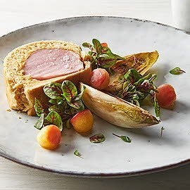 Jambon en croûte de brioche épicée,  salade d'endives et pommes