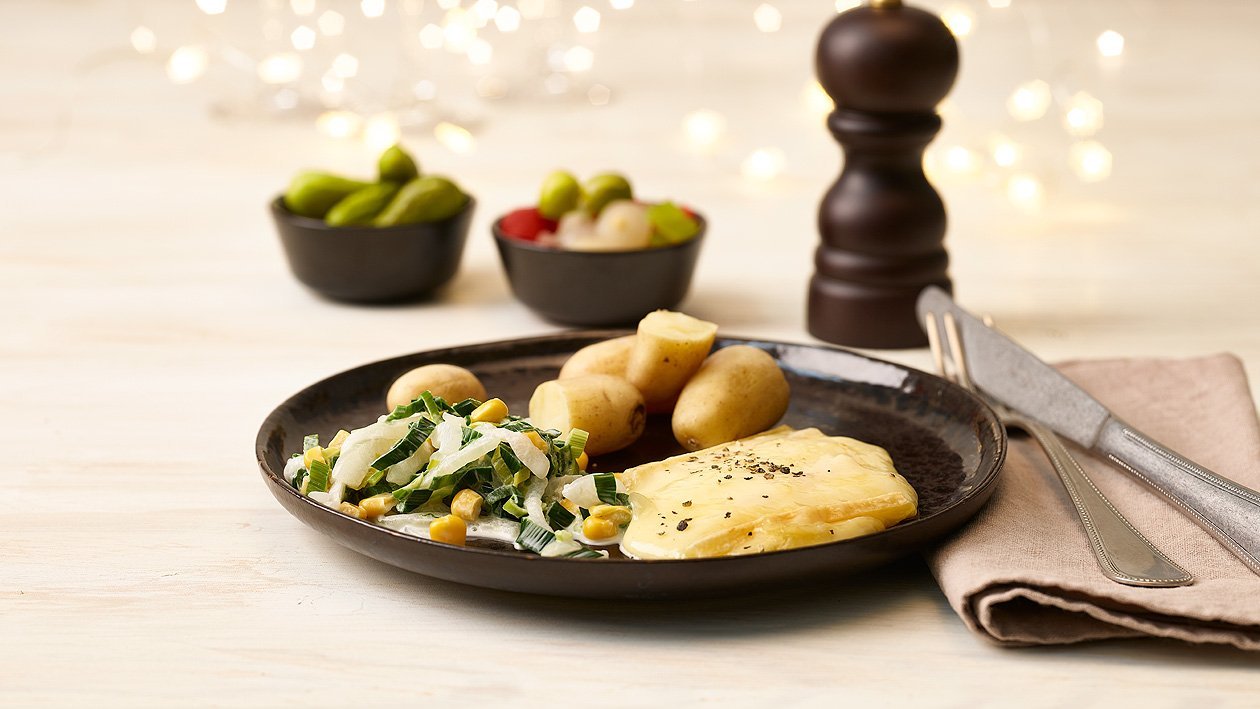 Raclette, pommes de terre, salade d'oignons et de maïs