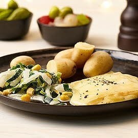 Raclette, pommes de terre, salade d'oignons et de maïs