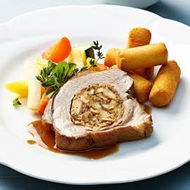 Glasierte, gefüllte Kalbsbrust mit Kroketten und Mischgemüse