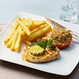 Grilliertes Schweinssteak mit Kräuterschaum, Pommes-Frites und provenzalischer Tomate