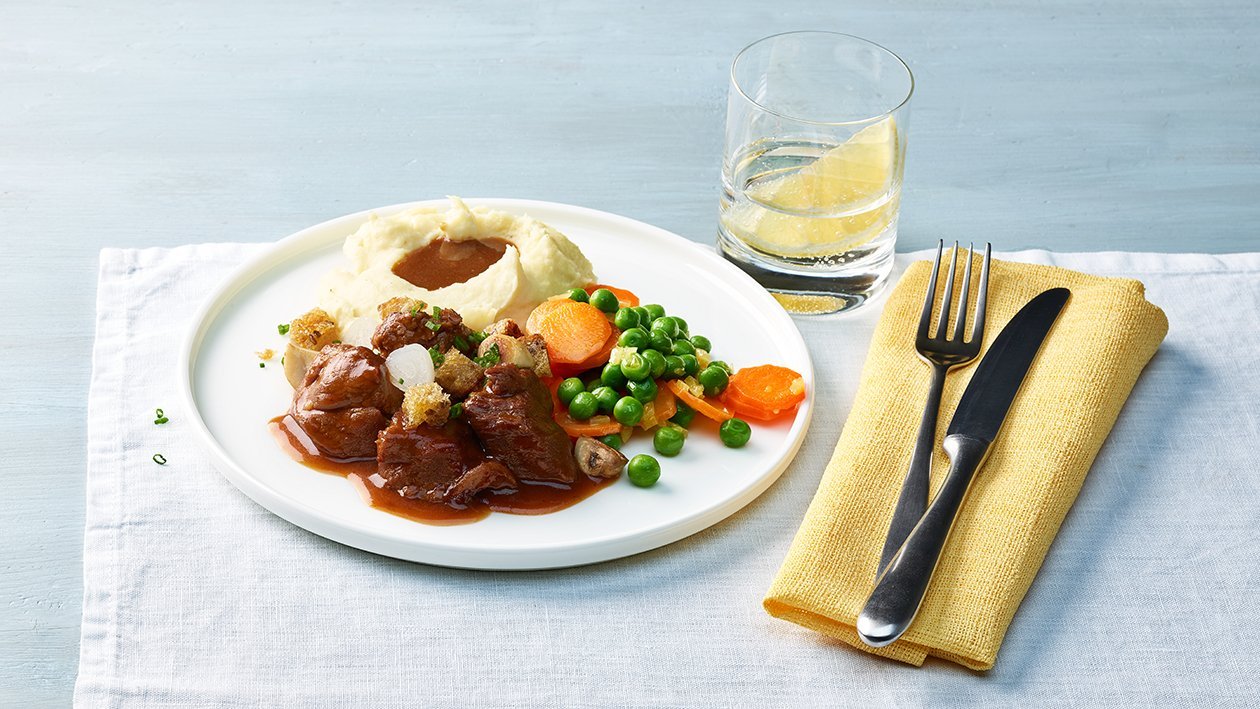 Kalbsragout mit Kartoffelstock und Karotten