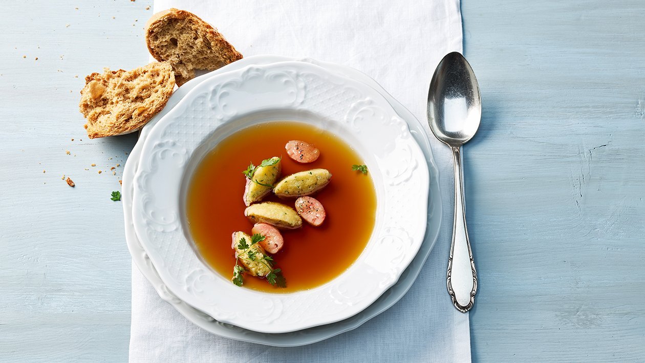 Consommé aux quenelles de semoule et moelle