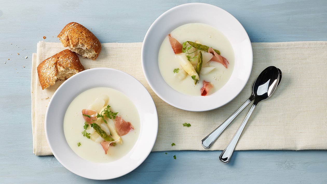 Spargelcreme-Suppe mit Spargelstückchen und Rohschinken