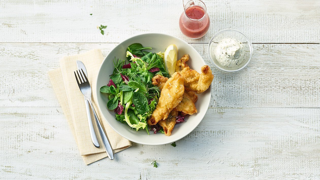 Croustillants de perche et feuilles de salade