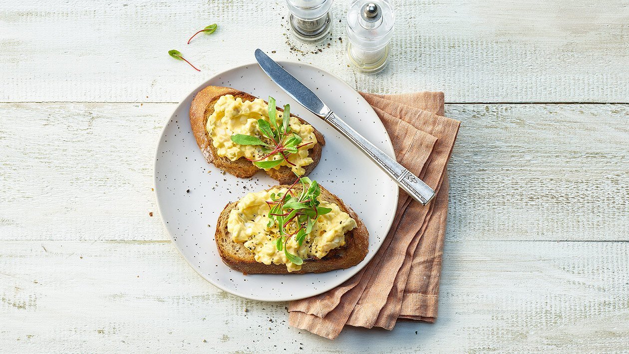Grilliertes Brot mit Eifiller Grilliertes Brot mit Eifiller