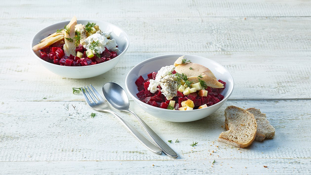 Randensalat mit geräucherter Forelle